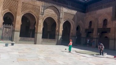 Fez 'deki Medersa Bou Inania' yı ziyaret eden turist, İslam ve cami, tarihi marinid ve Fas mimarisi eğitimi almak için dini okul