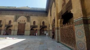Fez 'deki Medersa Bou Inania' yı ziyaret eden turist, İslam ve cami, tarihi marinid ve Fas mimarisi eğitimi almak için dini okul
