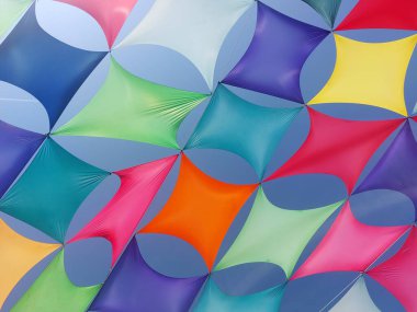 Mavi gökyüzüne karşı gurur bayrağı. LGBTQ gurur ve LGBTQ sosyal hareketlerinin gökkuşağı sembolü