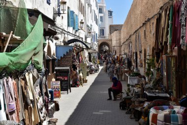 ESSAOUIRA, MOROCCO - 2 Haziran 2025: Essaouira eski Medine sokaklarından alışveriş yapan turistler ve yerel halk