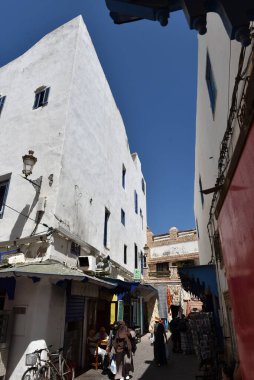 ESSAOUIRA, MOROCCO - 2 Haziran 2025: Essaouira eski Medine sokaklarından alışveriş yapan turistler ve yerel halk
