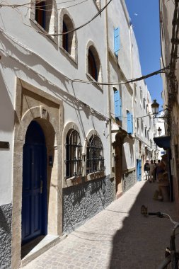 ESSAOUIRA, MOROCCO - 2 Haziran 2025: Essaouira eski Medine sokaklarından alışveriş yapan turistler ve yerel halk