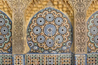 Geleneksel süslü ve renkli arabesk oymaları, mozaik fayanslar, zellige, Tangier Medina, Fas