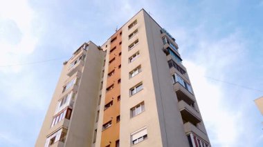  Komünist dönemden birkaç blok ötede termal izole edilmiş durumda, Romanya ve Doğu Avrupa 'daki beton binalar yıprandı