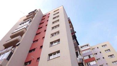  Komünist dönemden birkaç blok ötede termal izole edilmiş durumda, Romanya ve Doğu Avrupa 'daki beton binalar yıprandı