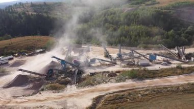 Taş ocağının hava görüntüsü taşıma bandı sistemi çalışıyor, taş çene ezici fabrikası
