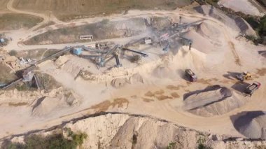 Taş ocağının hava görüntüsü taşıma bandı sistemi çalışıyor, taş çene ezici fabrikası