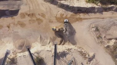 Taş ocağının hava görüntüsü taşıma bandı sistemi çalışıyor, taş çene ezici fabrikası