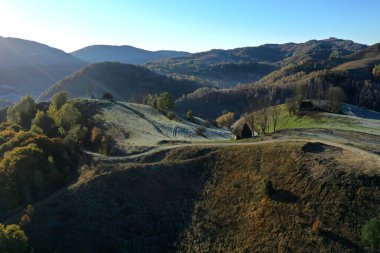 Sonbahar kırsalının hava manzarası Çiftlik ve tarım arazisi İHA ile