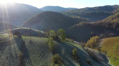   Sonbahar kırsal arazisinin hava manzarası Çiftlik ve tarım arazisi