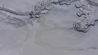  Gri, soyut çamur desenleri ve asit madeni drenaj yüzeyindeki çatlakların havadan görünüşü