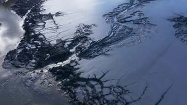  Gri, soyut çamur desenleri ve asit madeni drenaj yüzeyindeki çatlakların havadan görünüşü