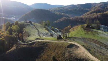  Sonbahar kırsalında, sazdan çatısı olan ücra dağ kulübesinde uçuyor. 