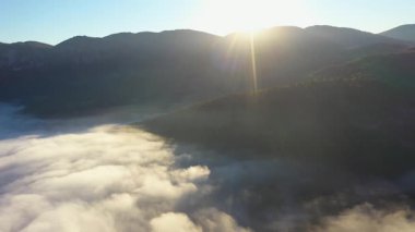 Sonbahar sabahının hava manzarası ve vadideki bulutlar.
