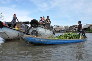 CAI RANG, VIETNAM - 17 Şubat 2013: Mekong deltasından yerel Vietnamlılar yüzen pazarda tarım ürünleri, organik biyolojik meyveler ve sebzeler satıyorlar
