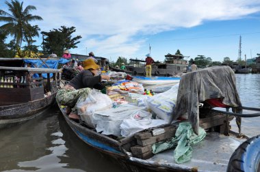 CAI RANG, VİETNAM - 17 Şubat 2013: Mekong deltasındaki ahşap tekneleriyle seyahat eden ve çalışan insanlar sadece tekne ve gemilerde ulaşımın mümkün olduğu yerler