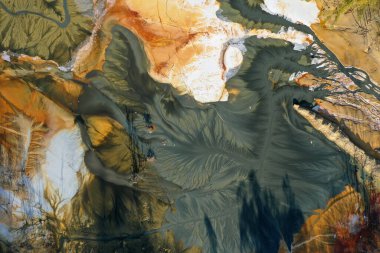 Ekolojik felaket doğa kirliliği kavramı. Soyut doğal kalıpların havadan görünüşü. Asit madeni drone ile su akıtma arkaplanı