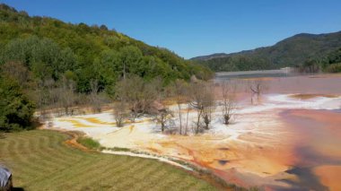 Asit madeni yüzünden hava manzarası batan köy evini boğdu. Zehirli suları dronla kuruttu.