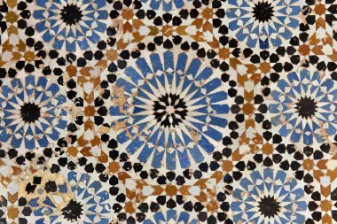 Geleneksel süslü ve renkli arabesk oymaları, mozaik fayanslar, zellige, Tangier Medina, Fas