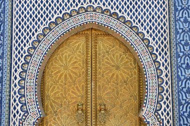 Arap kaligrafisi ve Fas Zellij mozaik kaplamalı altın pirinç kapı. Kraliyet Sarayı, Fez, Fas