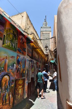 FEZ, MOROCCO - 1 Haziran 2025: Turistler ve yerel halk dünyanın en büyük medine, Fez, Fas pazarında alışveriş yapıyorlar