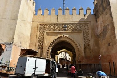 FEZ, MOROCCO - 1 Haziran 2025: Turistler ve yerel halk dünyanın en büyük medine, Fez, Fas pazarında alışveriş yapıyorlar