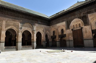 Bou Inania Madrasa 'nın iç avlusu. Fas 'tan Fez. Oyma ahşap ve taşlar, mozaik döşemeler.