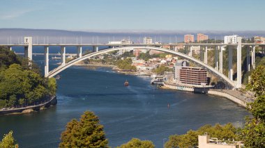 Porto ve Vila Nova de Gaia arasındaki Douro nehri üzerindeki Arrabida Köprüsü, Portekiz.
