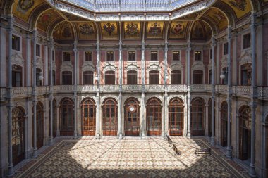 Porto, Portekiz - 25 Ağustos 2020: Porto, Portekiz 'deki Borsa Sarayı' ndaki Uluslar Avlusu.