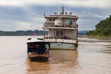 Eski gemi Don Sao Adası, Laos 'a demirlemiş..