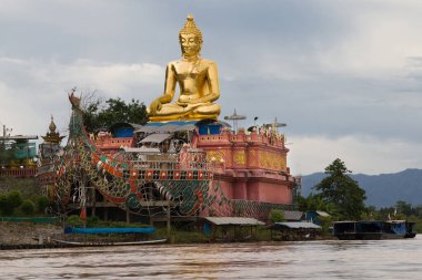 Ban Sop Ruak, Tayland 'daki Laos-Myanmar-Tayland anıtının yanındaki altın Buda heykeli.