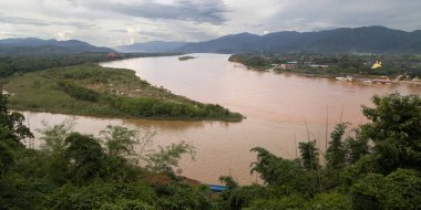 Ruak ve Mekong nehirlerinin birleşimi Sop Ruak, Tayland 'daki Altın Üçgen Bakış Açısı' ndan.