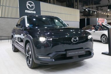 Barcelona, İspanya - 14 Mayıs 2023: Mazda MX-30 R-EV İspanya 'nın Barselona şehrindeki Automobile Barcelona 2023' te sergilenmektedir..