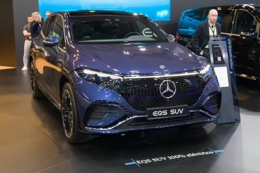 Barcelona, İspanya - 14 Mayıs 2023: Mercedes-Benz EQS SUV İspanya 'nın Barselona şehrindeki Automobile Barcelona 2023' te sergilenmektedir..