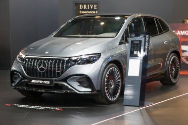 Barcelona, İspanya - 14 Mayıs 2023: Mercedes-AMG EQE SUV İspanya 'nın Barselona şehrindeki Automobile Barcelona 2023' te sergilenmektedir..