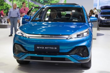 Barselona, İspanya - 14 Mayıs 2023: BYD Atto3 Barcelona, İspanya 'da 2023 Otomobil Fuarı' nda sergileniyor.