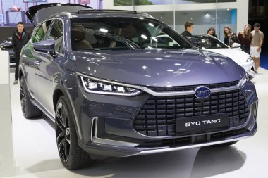 Barselona, İspanya - 14 Mayıs 2023: BYD Tang Barcelona, İspanya 'da 2023 Otomobil Barselona' da sergilenmektedir.