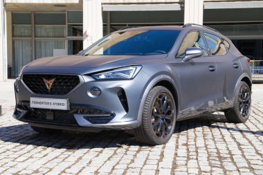 Barcelona, İspanya - 14 Mayıs 2023: Cupra Formentor e-Hybrid İspanya 'nın Barcelona şehrinde 2023 Otomobil Barselona' da sergilendi..