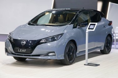 Barselona, İspanya - 14 Mayıs 2023: Nissan Leaf Tekna Auto İspanya 'nın Barselona şehrindeki Otomobil 2023' te sergileniyor.