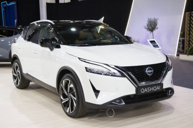 Barselona, İspanya - 14 Mayıs 2023: Nissan Nissan Qashqai Tekna Miild-Hybrid, Barcelona, İspanya 'da Automobile Barcelona 2023' te sergilenmektedir..