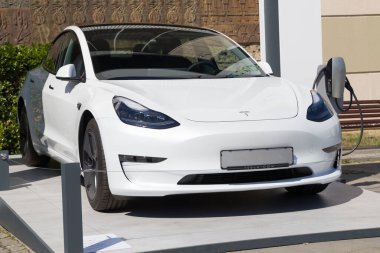 Barcelona, İspanya - 14 Mayıs 2023: Tesla Model 3 Barcelona, İspanya 'da 2023' te sergilenmektedir..
