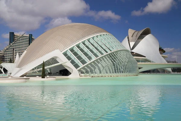 Valencia, İspanya - 14 Ağustos 2023: Hemisferic ve Palau de les Arts in the City of Arts of Arts of Valencia. İspanya.