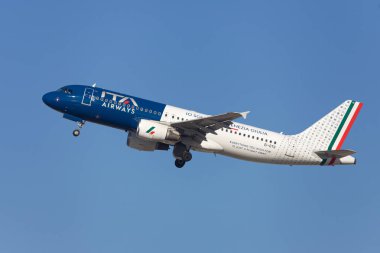 Barselona, İspanya - 4 Şubat 2024: ITA Airways Airbus A320 Barcelona, İspanya 'daki El Prat Havaalanı' ndan havalanıyor..