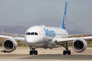 Barcelona, İspanya - 14 Nisan 2024: Air Europa Boeing 787-8 Dreamliner Barcelona, İspanya 'daki El Prat Havaalanı' nda taksideydi..