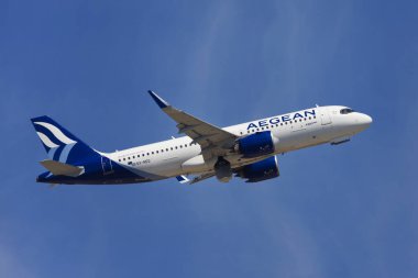 Barcelona, İspanya - 19 Mayıs 2024: Ege Havayolları A320neo FC Barcelona Kadın Takımı Ahırı ile İspanya 'nın Barcelona kentindeki El Prat Havaalanından havalanmıştır..