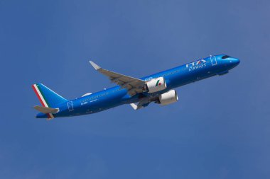 Barcelona, İspanya - 19 Mayıs 2024: ITA Airways Airbus A321neo İspanya 'nın Barselona kentindeki El Prat Havaalanından havalanmaktadır..