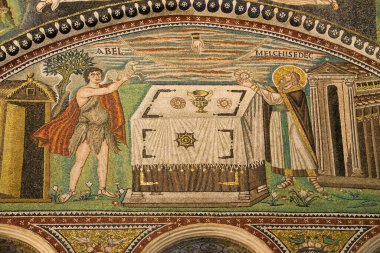 Ravenna, Emilia-Romagna, İtalya 'daki Basilica San Vitale' de Abel ve Melchizedek mozaiğinin kurbanları.