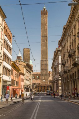 Bologna, İtalya - 16 Ağustos 2021 Via Rizzoli, Bologna, Emilia-Romagna, İtalya 'dan Garisenda Kulesi.