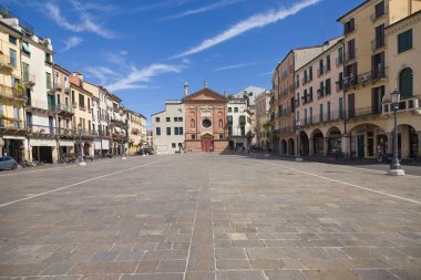 Padua, İtalya - 17 Ağustos 2021: San Clemente, Padua, İtalya Kilisesi 'ne doğru Piazza dei Signori manzarası.