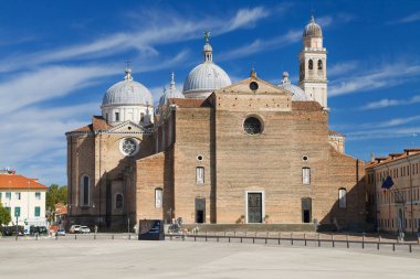Padua, İtalya - 17 Ağustos 2021: Padua, İtalya 'da Santa Giustina Bazilikası.